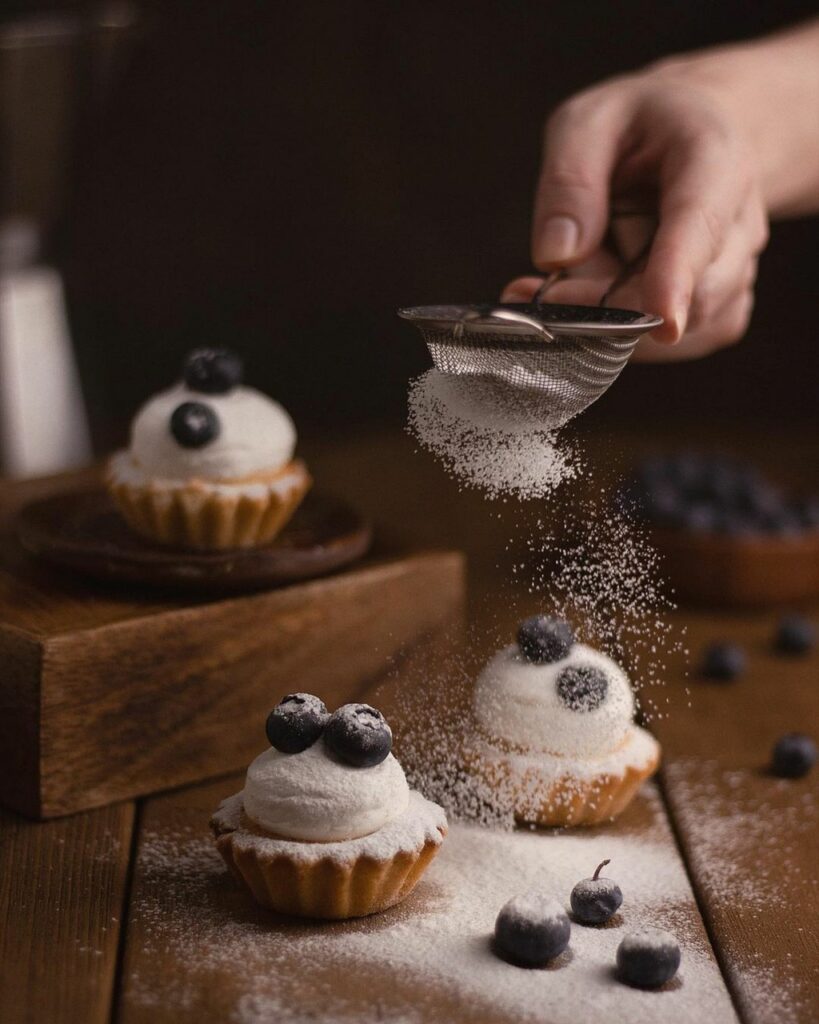 In Shanghai, sugary cupcakes dusted with sieved sugar and fruity blueberry pastries are a sweet delight, much like the popular Italian foods—such as creamy Fettuccine Alfredo, cheesy Margherita Pizza, and rich Tiramisu—enjoyed around the world.